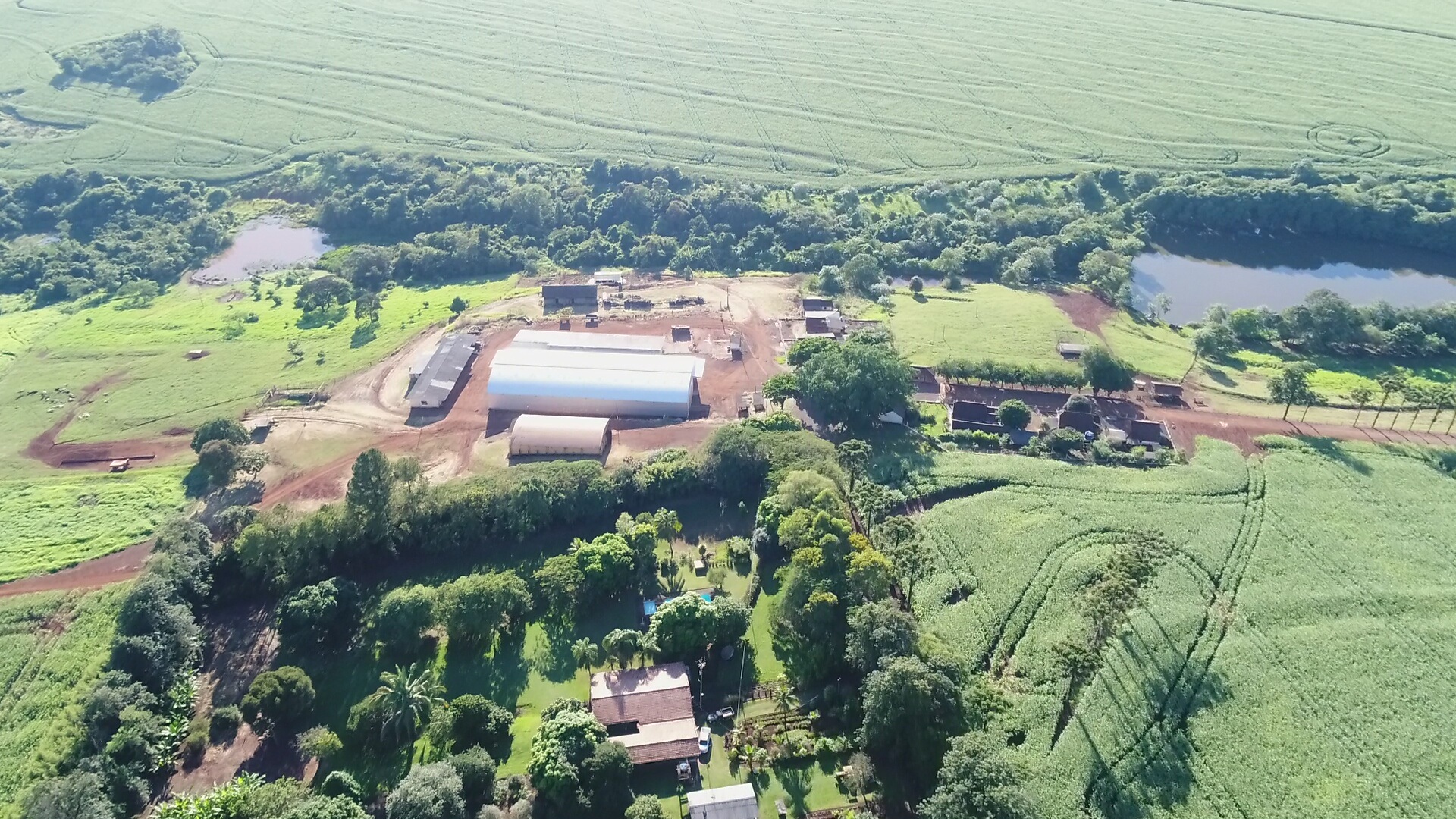 Vista aérea da fazenda com plantações e construções